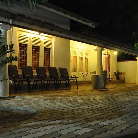 נגומבו Dions Guest House מראה חיצוני תמונה