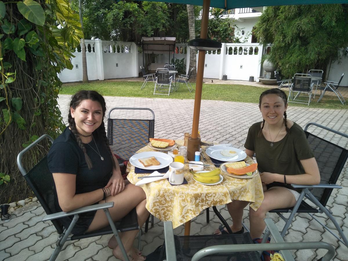 נגומבו Dions Guest House מראה חיצוני תמונה